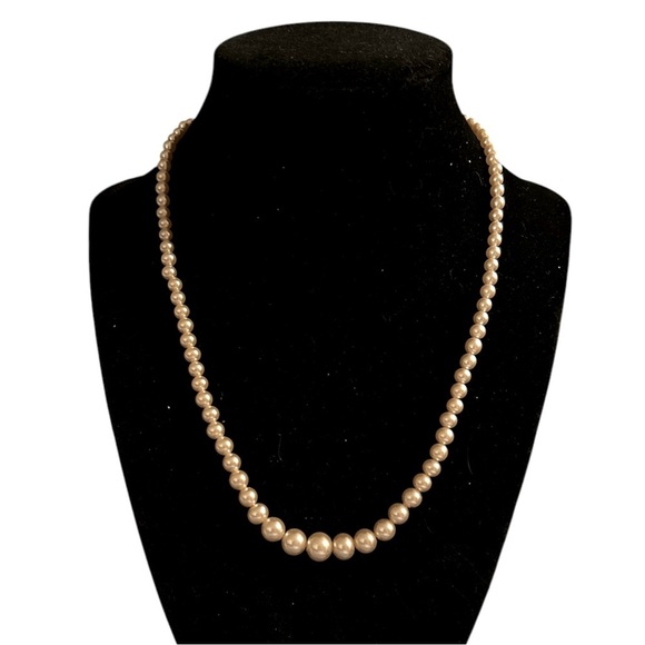 Vintage Faux Pearl Necklace 17” Made in Japan Graduated design - Picture 4 of 4